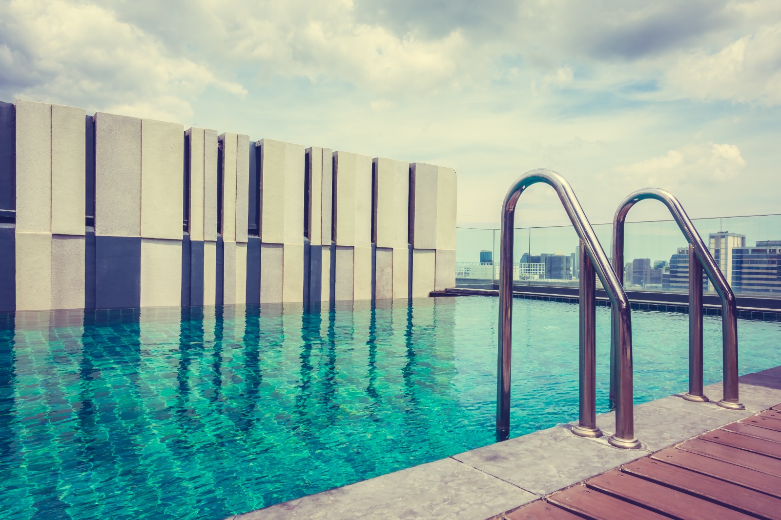 Luxury swimming pool designed by a swimming pool company in Dubai